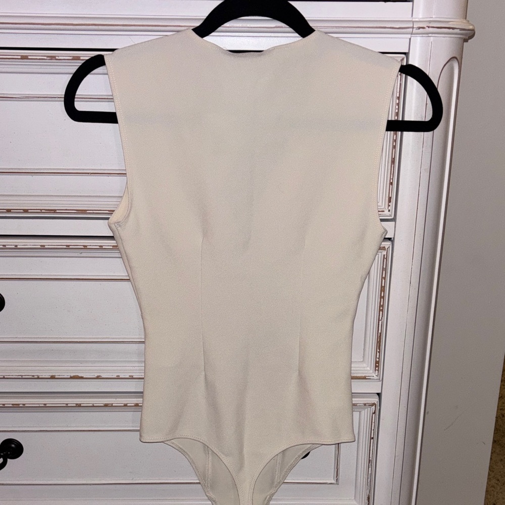 NWT Abercrombie & Fitch Crepe Plunge Bodysuit in CREAM 🍦 - Picture 9 of 12